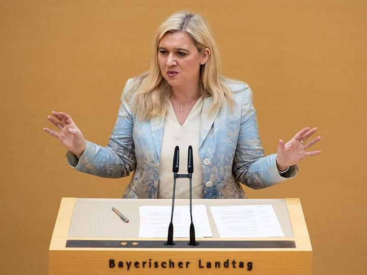 Melanie Huml (CSU), Gesundheitsministerin von Bayern, spricht im bayerischen Landtag während einer Plenarsitzung. Foto: Sven Hoppe/dpa