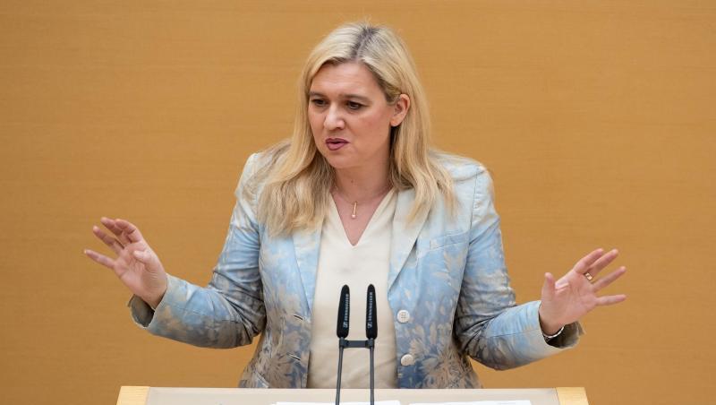 Melanie Huml (CSU), Gesundheitsministerin von Bayern, spricht im bayerischen Landtag während einer Plenarsitzung. Foto: Sven Hoppe/dpa Melanie Huml (CSU), Gesundheitsministerin von Bayern, spricht im bayerischen Landtag während einer Plenarsitzung. Foto: Sven Hoppe/dpa