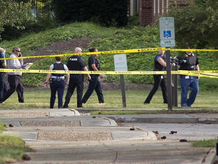 Polizisten sichern den Tatort in Virginia Beach.