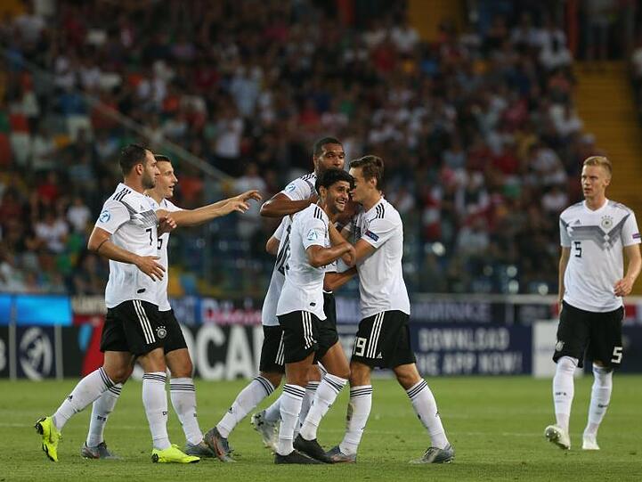 Deutschlands U21-Fußballer wollen auch nach dem EM-Halbfinale jubeln.