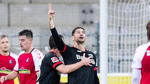 Leverkusens Lucas Alario (r) jubelt nach seinem zweiten Tor zum 2:1 mit Teamkameraden Julian Baumgartlinger (2.v.r).