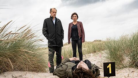 "Nord Nord Mord - Sievers und das mörderische Türkis": Carl Sievers (Peter Heinrich Brix) und Ina Behrendsen (Julia Brendler) am Strand.