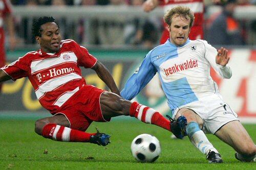 So ging's beim letzten Derby zu: Ze Roberto gegen Daniel Bierofka (rechts) - am Ende gewann der FC Bayern 1:0 nach Verlängerung.