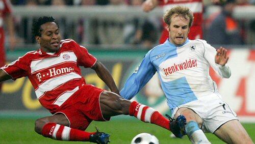 So ging's beim letzten Derby zu: Ze Roberto gegen Daniel Bierofka (rechts) - am Ende gewann der FC Bayern 1:0 nach Verlängerung. So ging's beim letzten Derby zu: Ze Roberto gegen Daniel Bierofka (rechts) - am Ende gewann der FC Bayern 1:0 nach Verlängerung.