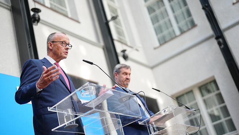 Friedrich Merz (l), CDU-Bundesvorsitzender und Unionsfraktionsvorsitzender, und Markus Söder, CSU-Vorsitzender und Ministerpräsident von Bayern, geben bekannt, dass Merz ins Rennen um die Kanzlerschaft geht.