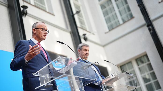 Friedrich Merz (l), CDU-Bundesvorsitzender und Unionsfraktionsvorsitzender, und Markus Söder, CSU-Vorsitzender und Ministerpräsident von Bayern, geben bekannt, dass Merz ins Rennen um die Kanzlerschaft geht.