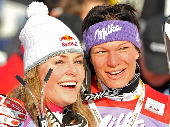 &bdquo;Die Lindsey wird sich auch heuer die große Kugel holen&ldquo;: Maria Riesch (r.) gratuliert ihrer Freundin und Rivalin Vonn zum Sieg in Garmisch-Partenkirchen.