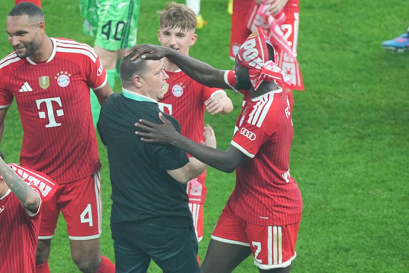 Streicheleinheiten von Dayot Upamecano für Max Eberl. Streicheleinheiten von Dayot Upamecano für Max Eberl.