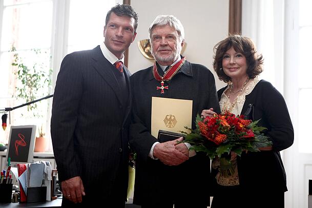 Hardy Krüger jr. mit seinem Vater und dessen Ehefrau Anita Park. Die Witwe ist inzwischen für Krüger jr. nicht mehr zu erreichen, obwohl er viele Fragen hat. Hardy Krüger jr. mit seinem Vater und dessen Ehefrau Anita Park. Die Witwe ist inzwischen für Krüger jr. nicht mehr zu erreichen, obwohl er viele Fragen hat.