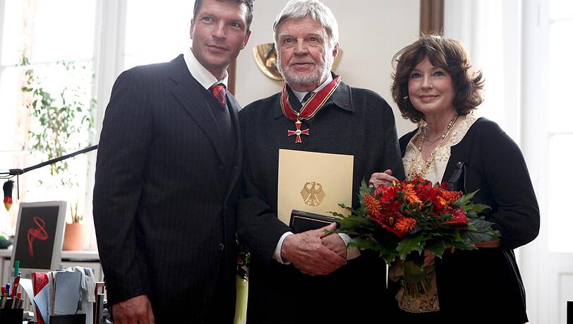 Hardy Kr&uuml;ger jr. mit seinem Vater und dessen Ehefrau Anita Park. Die Witwe ist inzwischen f&uuml;r Kr&uuml;ger jr. nicht mehr zu erreichen, obwohl er viele Fragen hat.