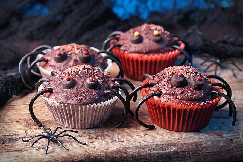 Sie haben Angst vor Spinnen? Wir auch! Das ist aber noch lange kein Grund, diese Muffins zu verschmähen. Aus normalen Schoko-Muffins zaubern Sie mithilfe von Lakritze flotte Achtbeiner. Dieser Tipp ist nichts für Angsthasen: Wer saure Gummischlangen als Beine verwendet, macht aus der Kellerspinne flott eine dicke Tarantel. Sie haben Angst vor Spinnen? Wir auch! Das ist aber noch lange kein Grund, diese Muffins zu verschmähen. Aus normalen Schoko-Muffins zaubern Sie mithilfe von Lakritze flotte Achtbeiner. Dieser Tipp ist nichts für Angsthasen: Wer saure Gummischlangen als Beine verwendet, macht aus der Kellerspinne flott eine dicke Tarantel.
