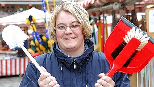 Wer greift zu Bürste und Kehrbesen? Simone Dorschner (26) aus Pleinfeld ist froh, dass ihr Freund die Hälfte der Hausarbeit übernimmt. Wer greift zu Bürste und Kehrbesen? Simone Dorschner (26) aus Pleinfeld ist froh, dass ihr Freund die Hälfte der Hausarbeit übernimmt.