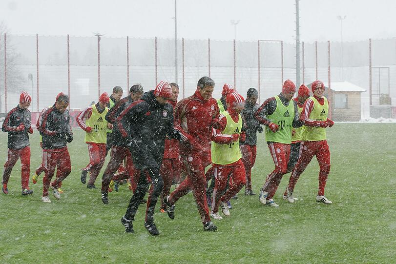 Am Dienstag hatten die Bayern an der Säbener Straße mit den widrigen Schneeverhältnissen zu kämpfen. Das Nachmittagstraining sagte Coach Jupp Heynckes aufgrund des Platzzustandes kurzfristig ab. Bastian Schweinsteiger hatte den Rasen mit erneut auftretenden Knieproblemen bereits zuvor verlassen müssen - die Bilder von der Säbener.