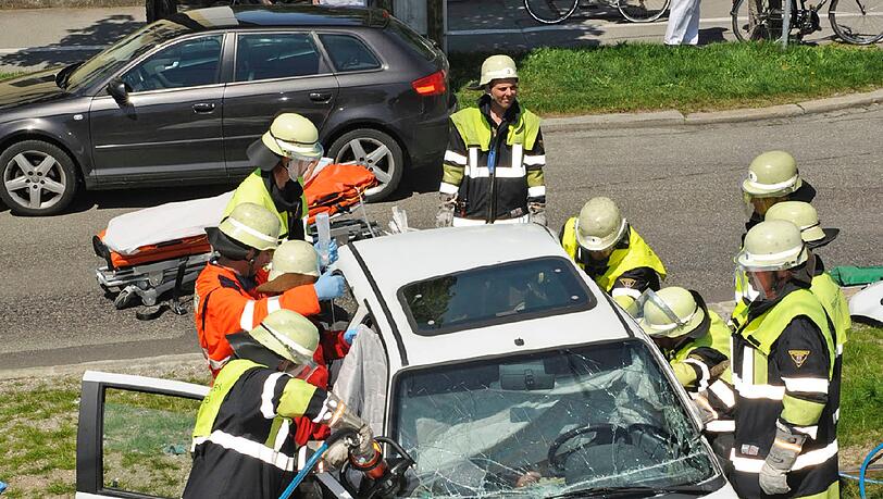 Warum ein 60-jähriger Clio-Fahrer am Montag eine Trambahn übersehen hat und von dieser zehn Meter weit mitgeschleift wurde, ist bisher nicht bekannt. Der Fahrer ist verletzt ins Krankenhaus gebracht worden. Warum ein 60-jähriger Clio-Fahrer am Montag eine Trambahn übersehen hat und von dieser zehn Meter weit mitgeschleift wurde, ist bisher nicht bekannt. Der Fahrer ist verletzt ins Krankenhaus gebracht worden.