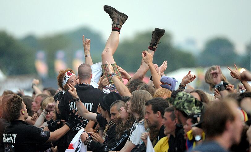 Einige versuchen sich im Crowd-Diving.