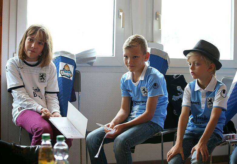 Hier durften zehn Schulkinder ihre Fragen an Youngster Maximilian Wittek und Löwen-Trainer Torsten Fröhling stellen.