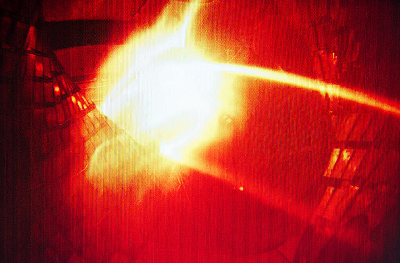 Ein farbig aufbereitetes Computerbild zeigt am 10.12.2015 das erste Plasma aus der Kernfusionsforschungsanlage "Wendelstein 7-X"am Max-Planck-Instituts für Plasmaphysik (IPP) in Greifswald.