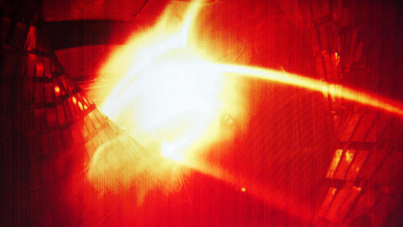 Ein farbig aufbereitetes Computerbild zeigt am 10.12.2015 das erste Plasma aus der Kernfusionsforschungsanlage "Wendelstein 7-X"am Max-Planck-Instituts für Plasmaphysik (IPP) in Greifswald. Ein farbig aufbereitetes Computerbild zeigt am 10.12.2015 das erste Plasma aus der Kernfusionsforschungsanlage "Wendelstein 7-X"am Max-Planck-Instituts für Plasmaphysik (IPP) in Greifswald.