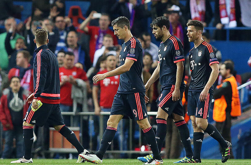 Die Bayern um Robert Lewandowski schleichen nach dem 0:1 bei Atlético vom Platz. Findet Pep Guardiola noch die Mittel, um das Finale zu erreichen?