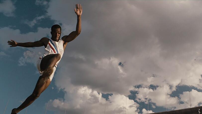 Jesse Owens (Stephan James) gewann bei den Olympischen Spielen in Berlin 1936 vier Goldmedaillen: Im 100- und 200-Meterlauf, im Weitsprung und mit der Staffel über 4 Mal hundert Meter. Jesse Owens (Stephan James) gewann bei den Olympischen Spielen in Berlin 1936 vier Goldmedaillen: Im 100- und 200-Meterlauf, im Weitsprung und mit der Staffel über 4 Mal hundert Meter.