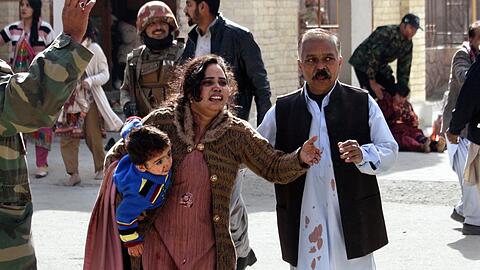 Verletzte vor der Kirche: Selbstmordattentäter haben in Quetta eine Kirche angegriffen und mindestens fünf Menschen getötet.