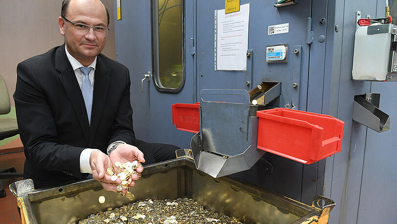 Finanzminister Albert Füracker (CSU) lässt Münzen aus einer Prägemaschine im Bayerischen Hauptmünzamt durch die Hände rieseln. Finanzminister Albert Füracker (CSU) lässt Münzen aus einer Prägemaschine im Bayerischen Hauptmünzamt durch die Hände rieseln.