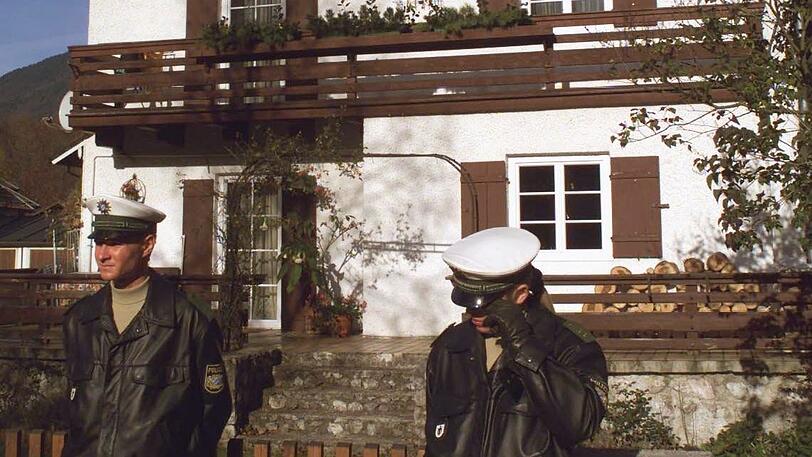 Aus diesem Haus in Bad Reichenhall feuert der Amokläufer seine Schüsse ab. Am Tag danach wird es von Polizisten bewacht.