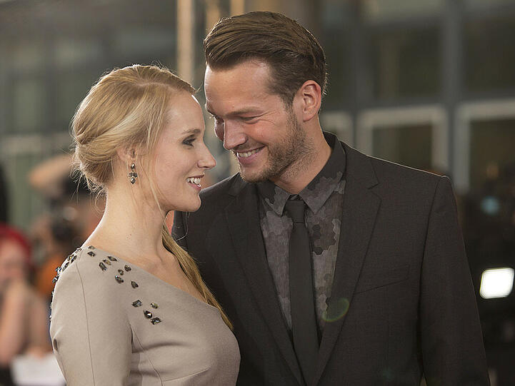 Anna Hofbauer und Marvin Albrecht turteln beim Deutschen Fernsehpreis 2014