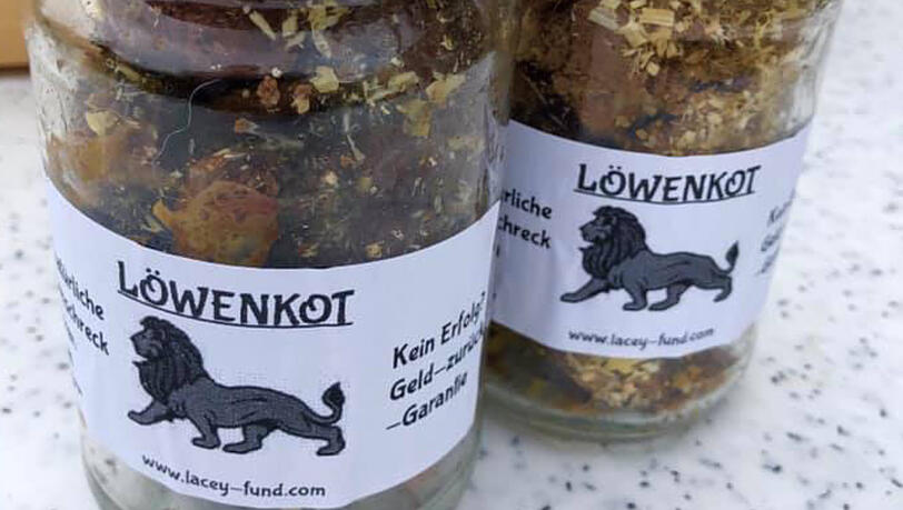 Fünf Euro kostet ein Glas Löwenkot. Fünf Euro kostet ein Glas Löwenkot.