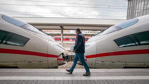 Ein Mann läuft über ein Bahnsteig am Hauptbahnhof, an dem ein ICE steht. Foto: Peter Kneffel/dpa/Archivbild