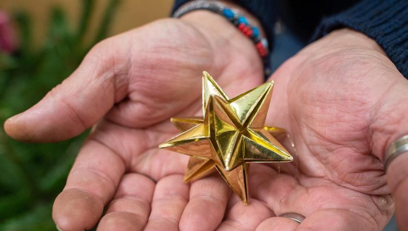 Ein Besucher einer Weihnachtsfeier für Bedürftige hält einen Stern in den Händen. Foto: Klaus-Dietmar Gabbert/zb/Archivbild Ein Besucher einer Weihnachtsfeier für Bedürftige hält einen Stern in den Händen. Foto: Klaus-Dietmar Gabbert/zb/Archivbild