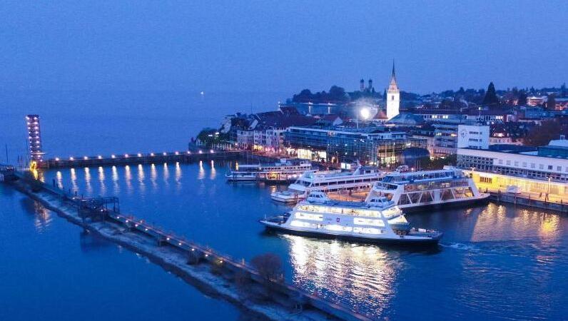 Eine Autofähre fährt zur Blauen Stunde aus dem Hafen auf dem Bodensee (Luftaufnahme). Foto: Felix Kästle/Archivbild Eine Autofähre fährt zur Blauen Stunde aus dem Hafen auf dem Bodensee (Luftaufnahme). Foto: Felix Kästle/Archivbild
