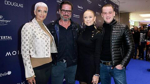 Jenny Elvers mit Sohn Paul, Alex Jolig und dessen Ehefrau Britt bei einem Auftritt in Hamburg.