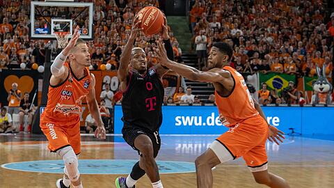 Rathiopharm Ulm führte nach der ersten Halbzeit mit 53:30 gegen T.J. Shorts (m) und Bonn.