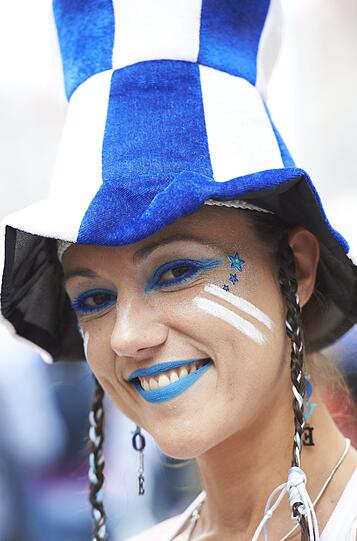 Hier kommen die Fans: Deutsche und griechische Anhänger feiern in Danzig.