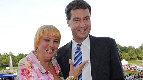 Grün-schwarzes Paar auf Du und Du: Claudia Roth und Markus Söder.