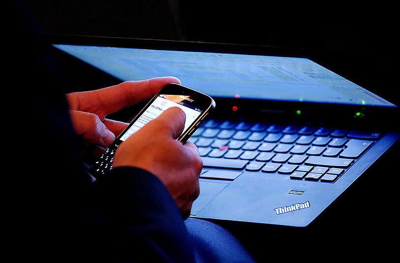 Arbeit mit Laptop und Smartphone.