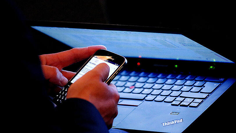 Arbeit mit Laptop und Smartphone. Arbeit mit Laptop und Smartphone.