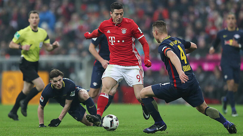 Szene aus dem Hinspiel: Bayern-Angreifer Robert Lewandowski im Zweikampf mit dem Leipziger Willi Orban.