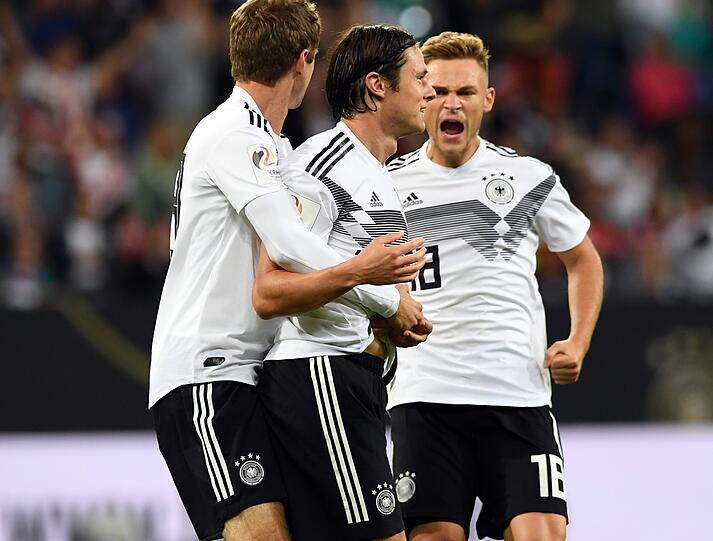 7. Nico Schulz (Mitte) trifft beim Debüt gegen Peru. Links und rechts die Bayern-Spieler Thomas Müller und Joshua Kimmich.