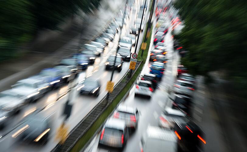Autokolonnen schieben sich jeden Abend und jeden Morgen über den Mittleren Ring. Könnte eine City-Maut das abmildern?