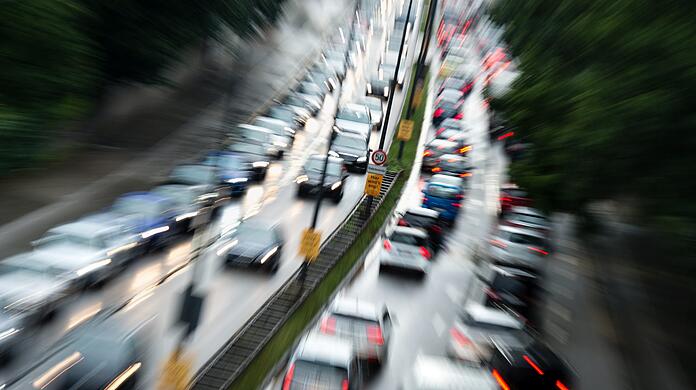 Ein gewohntes Bild in München: Verkehr staut sich auf dem Mittleren Ring.