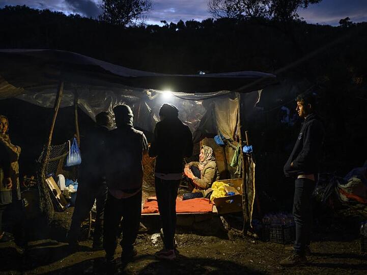 Migranten warten in einem Zwischenlager auf Lesbos darauf, Brot kaufen zu können.