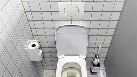 Der Mann schloss sich im Klo ein und attackierte Hotel-Mitarbeiter sowie einen Polizisten mit einer Metallkette. (Symbolbild)