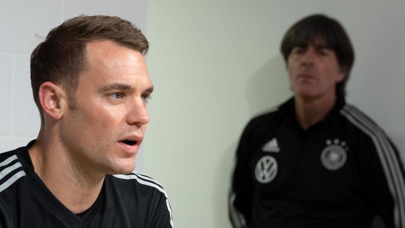 Manuel Neuer spricht vor Bundestrainer Joachim Löw.