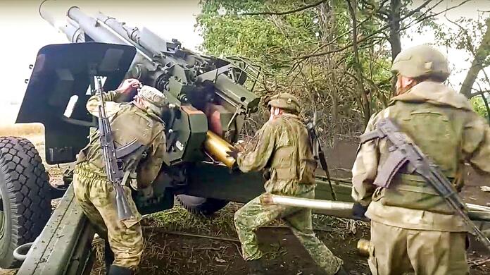 Russische Soldaten bereiten sich auf den Abschuss einer 152,4-mm-Haubitze des Typs Msta-B vor, die an einem nicht genannten Ort in der Ukraine stationiert ist.