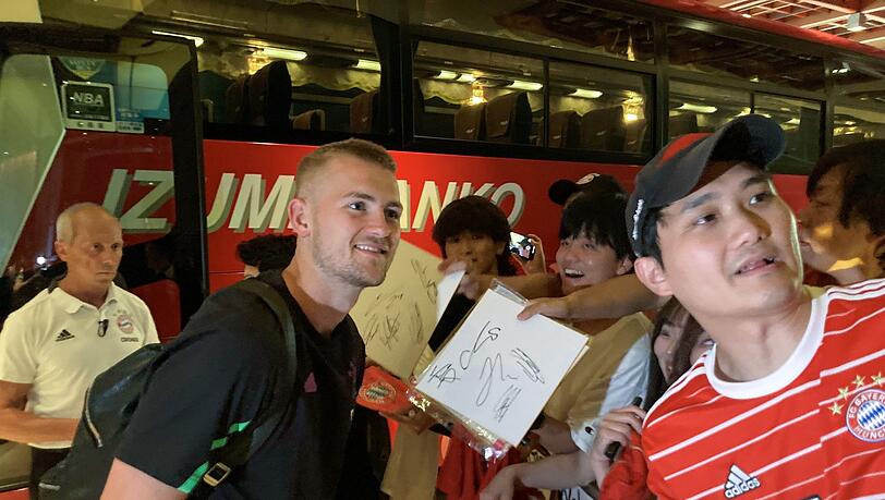 Bayern-Profi Matthijs de Ligt bei Selfies und Autogrammen für asiatische Bayern-Fans.