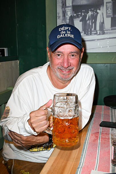 Roland Emmerich zu Besuch in der Bräurosl beim Oktoberfest in München.