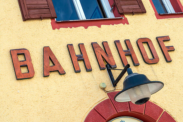 Bahnhof Tegernsee, Mai 2024 Deutschland, Tegernsee, Mai 2024, Bahnhof Tegernsee, das Bahnhofsgebäude der Stadt Tegernsee wurde 1902 erbaut, Regionalverkehr, Bahnverkehr, Bayern, bayerisch, *** Tegernsee railroad station, May 2024 Germany, Tegernsee, May 2024, Tegernsee railroad station, the station building of the town of Tegernsee was built in 1902, regional transport, rail transport, Bavaria, Bavarian, Bahnhof Tegernsee, Mai 2024 Deutschland, Tegernsee, Mai 2024, Bahnhof Tegernsee, das Bahnhofsgebäude der Stadt Tegernsee wurde 1902 erbaut, Regionalverkehr, Bahnverkehr, Bayern, bayerisch, *** Tegernsee railroad station, May 2024 Germany, Tegernsee, May 2024, Tegernsee railroad station, the station building of the town of Tegernsee was built in 1902, regional transport, rail transport, Bavaria, Bavarian,