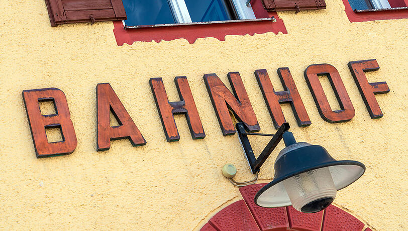 Bahnhof Tegernsee, Mai 2024 Deutschland, Tegernsee, Mai 2024, Bahnhof Tegernsee, das Bahnhofsgebäude der Stadt Tegernsee wurde 1902 erbaut, Regionalverkehr, Bahnverkehr, Bayern, bayerisch, *** Tegernsee railroad station, May 2024 Germany, Tegernsee, May 2024, Tegernsee railroad station, the station building of the town of Tegernsee was built in 1902, regional transport, rail transport, Bavaria, Bavarian,